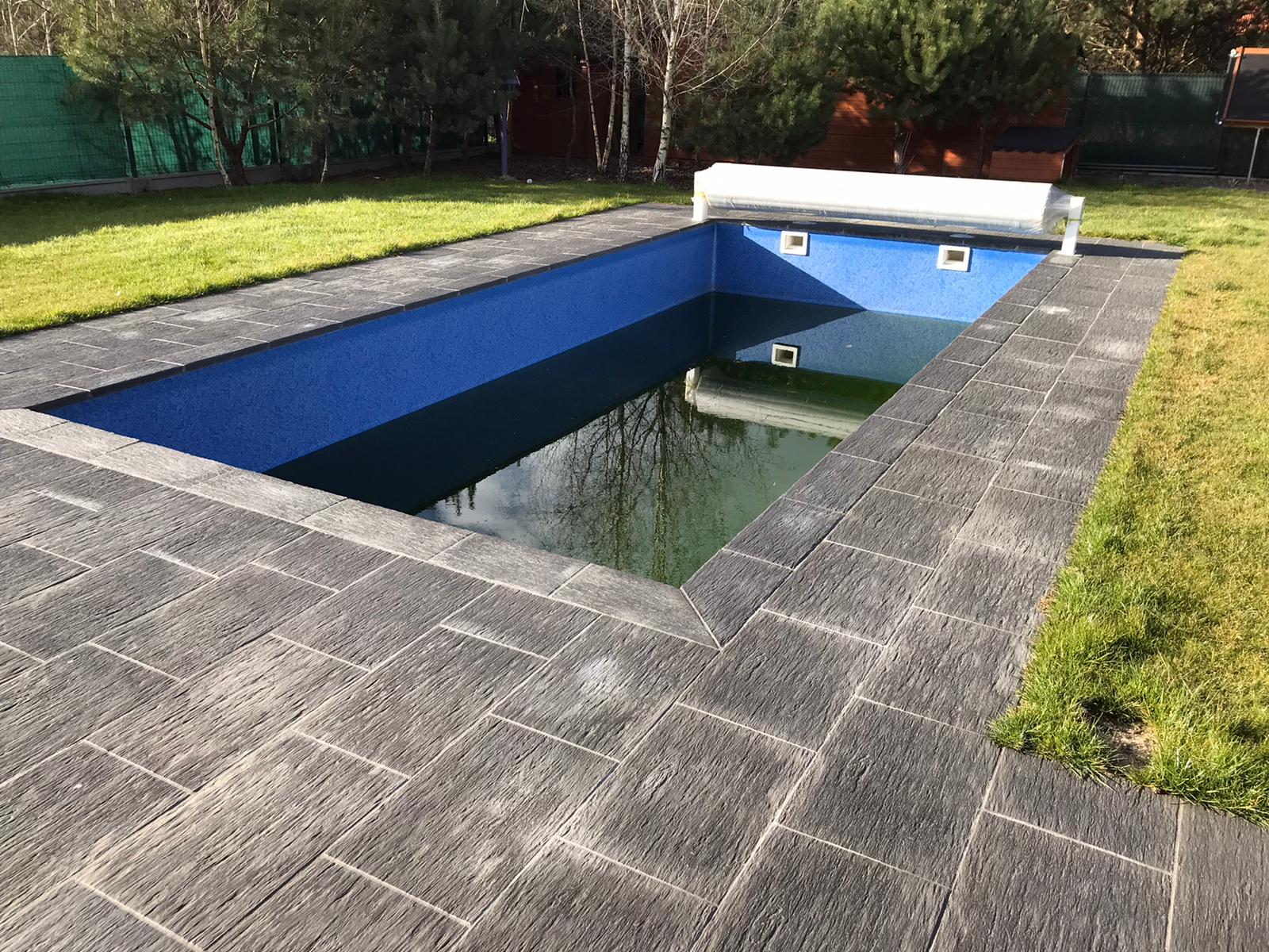 Verdreckter Pool vor der Reinigung